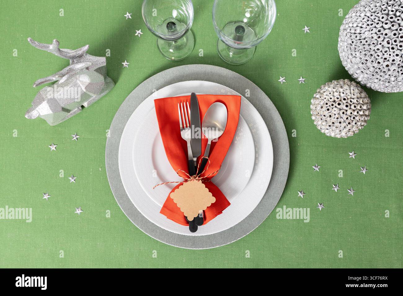 Plat minimaliste mettant en valeur un décor de Noël moderne avec couverts et assiettes élégants Banque D'Images