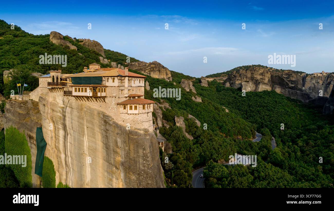 Monastères de Météores en Grèce, site du patrimoine mondial de l'UNESCO avec des monastères byzantins perchés sur des piliers rocheux dramatiques et un paysage montagneux Banque D'Images