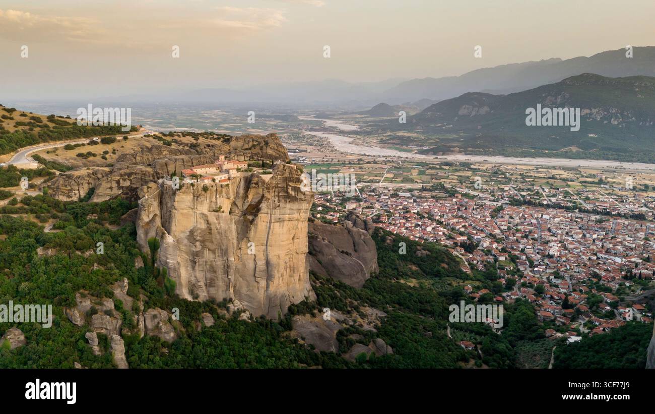 Monastères de Météores en Grèce, site du patrimoine mondial de l'UNESCO avec des monastères byzantins perchés sur des piliers rocheux dramatiques et un paysage montagneux Banque D'Images