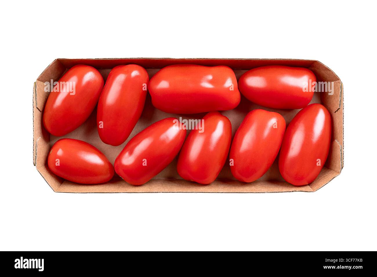 Tomates prunes fraîches, tomates Roma dans une barquette en carton. Également connu sous le nom de transformation ou de pâte de tomates, de forme ovale, utilisé pour la mise en conserve ou la pâte de tomates. Banque D'Images
