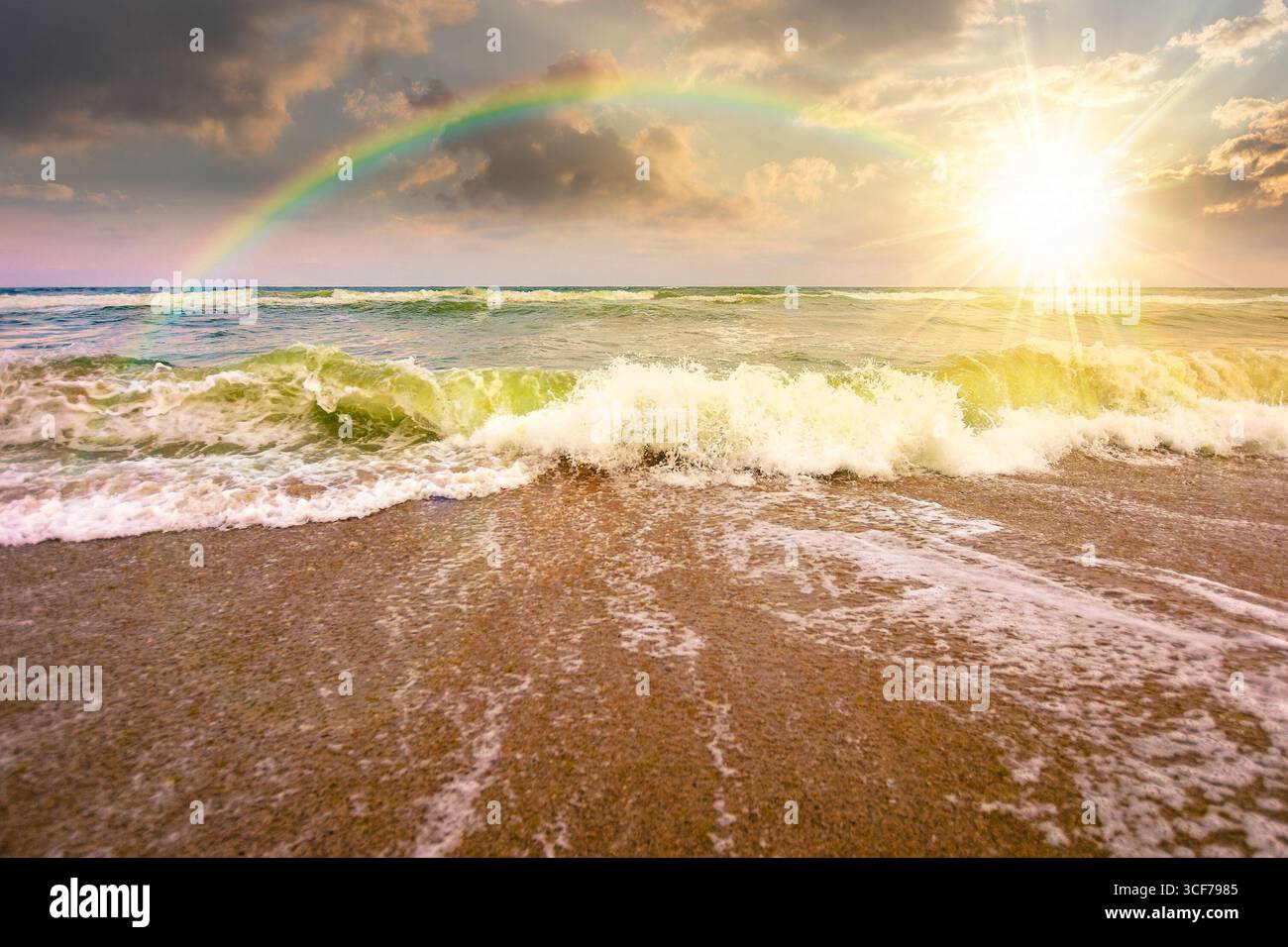 marée marine avant tempête au coucher du soleil. éclaboussure de vague avec de la mousse sur la plage de sable humide à la lumière du soir. temps venteux sur la saison du velours. spectaculaire grou de paysage marin Banque D'Images