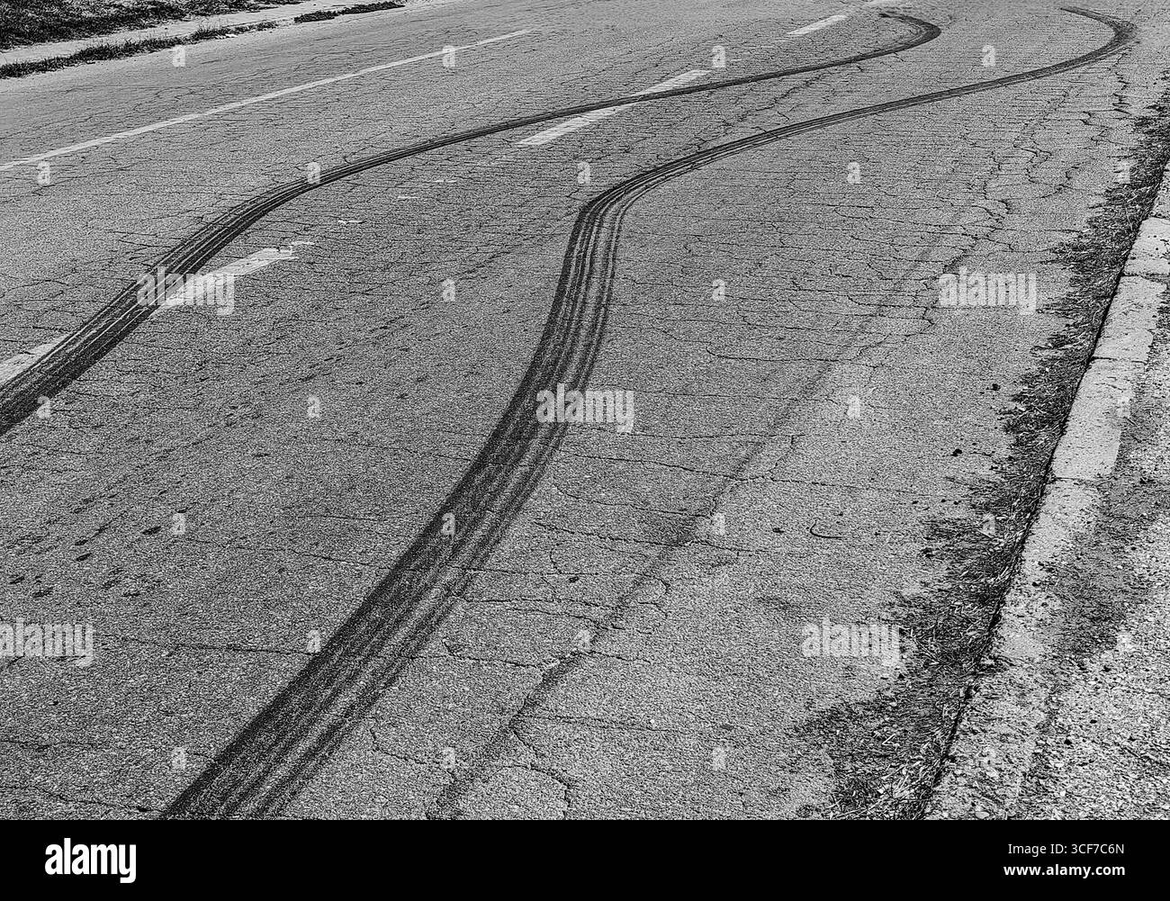 Marques de glissement d'asphalte. Teintes monochromes Banque D'Images