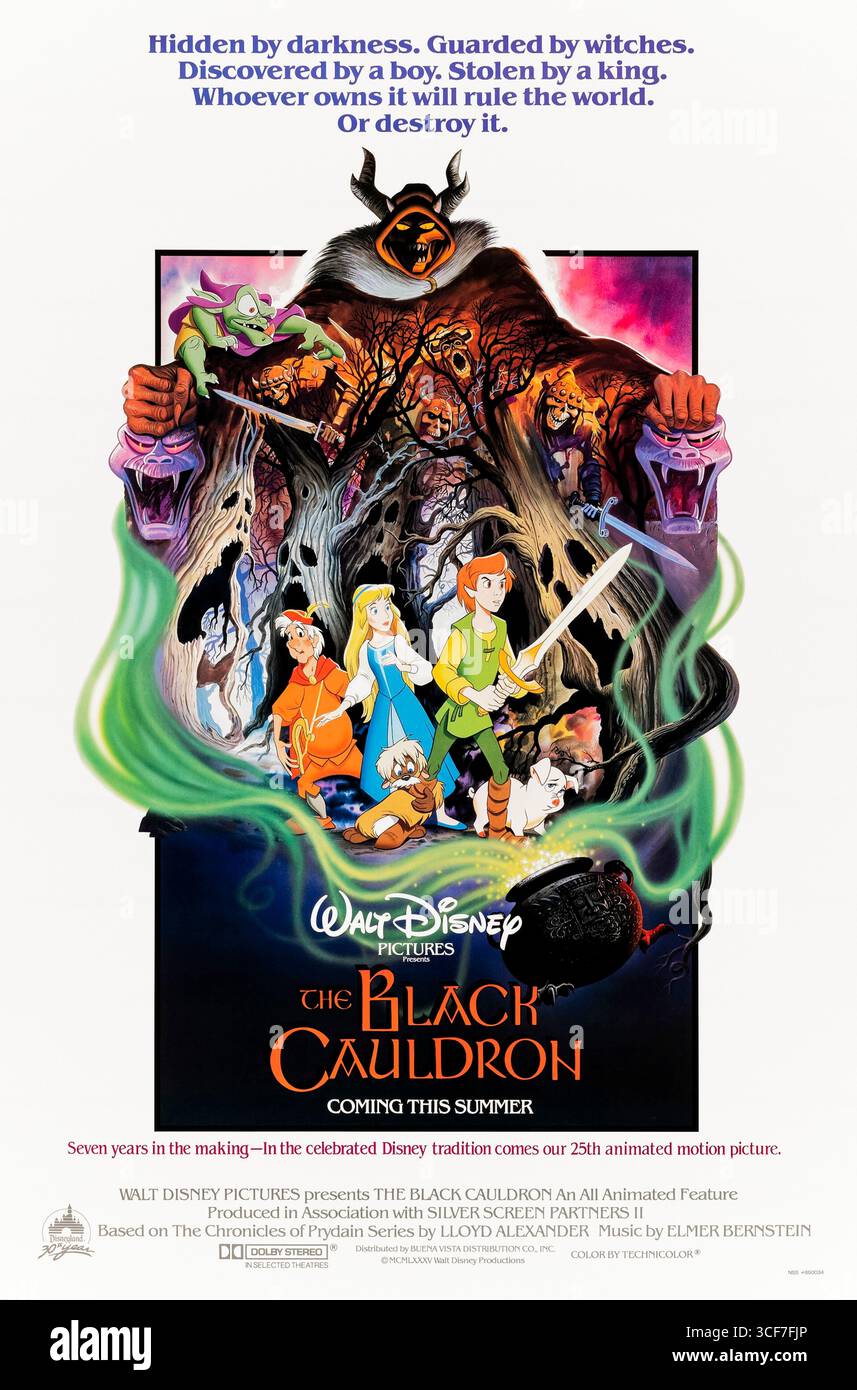 The Black Cauldron (1985) réalisé par Ted Berman et Richard Rich et mettant en vedette les voix de Grant Bardsley, Susan Sheridan et John Hurt. Dans la terre mythique de Prydain, le jeune porcin Taran se lance dans une quête périlleuse aux côtés d’une princesse, d’un barde errant et de la loyale créature Gurgi, pour détruire un chaudron magique capable de lever une armée de morts-vivants imparable sous le commandement du Roi Corne. Photographie d'une affiche originale américaine d'une feuille de 1985 présentant une œuvre d'art de Paul Wenzel À USAGE ÉDITORIAL EXCLUSIF. Crédit : BFA / Walt Disney Productions Banque D'Images