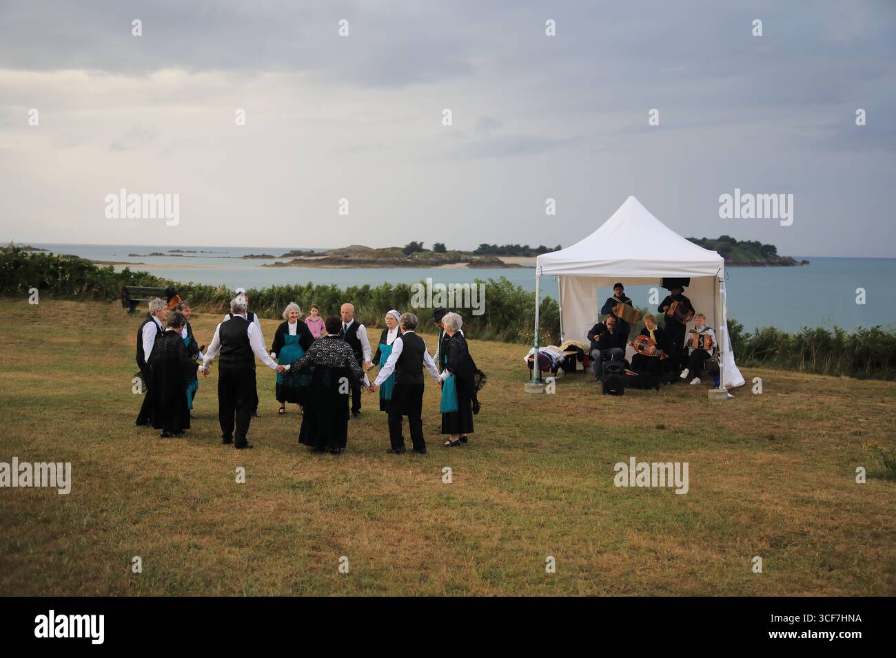 Saint Jacut de la mer, France - 20 juillet 2025 : Festival folklorique traditionnel en Bretagne avec musique locale, danses et costumes. Banque D'Images