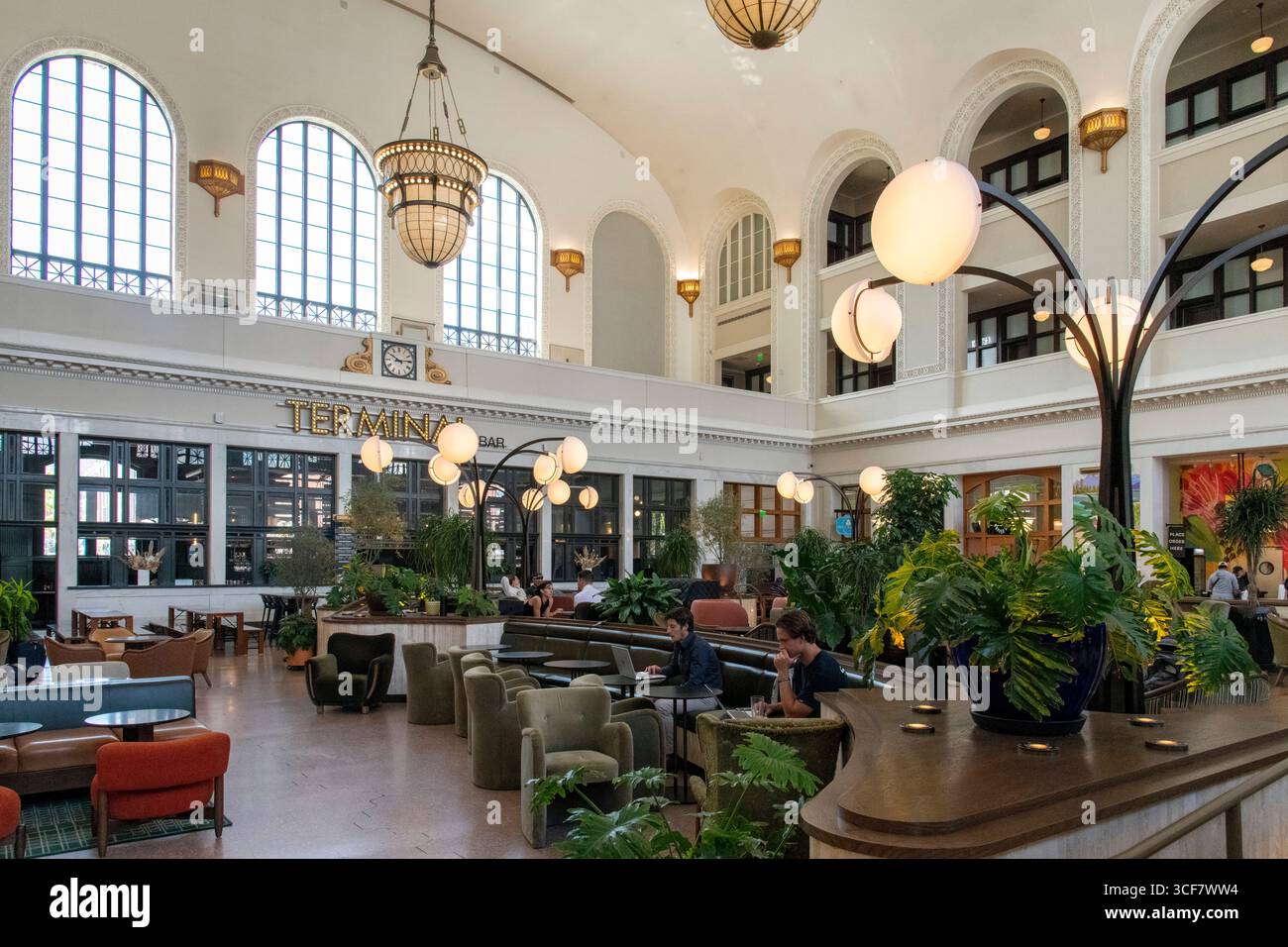 Denver, CO, États-Unis-11 juin 2025 ; vue intérieure du hall principal avec terminal Bar dans le terminal ferroviaire Union Station du XIXe siècle Banque D'Images