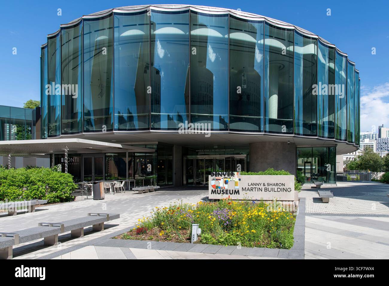 Denver, CO, USA-11 juin 2025 ; le bâtiment Martin avec façade en verre du Denver Art Museum (DAM) dans le centre civique de la ville avec Western et regio Banque D'Images