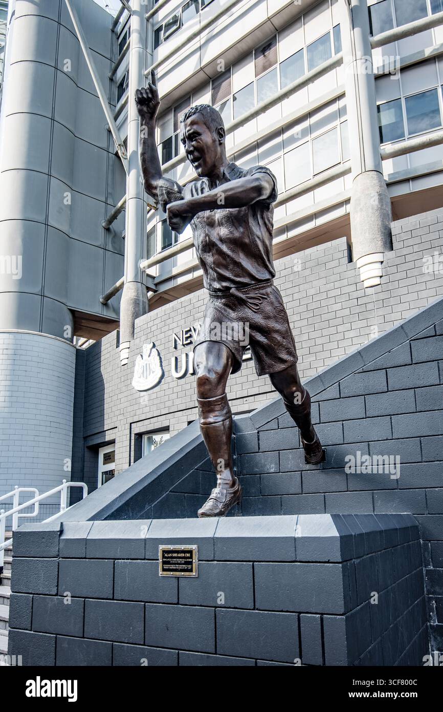 Sculpture de statue d'Alan Shearer à St James Park, stade Newcaste united dans le centre-ville de Newcastle-upon-Tyne. Banque D'Images