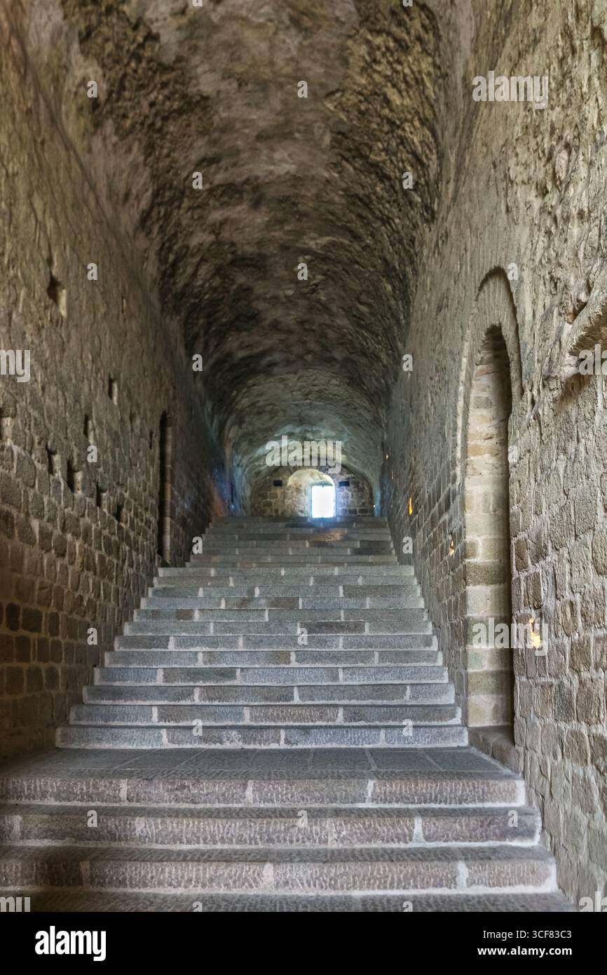 Superbe vue sur l’escalier nord-sud en contrebas de la terrasse ouest de la célèbre abbaye du Mont-Saint-Michel. C'était l'artère principale à travers le... Banque D'Images
