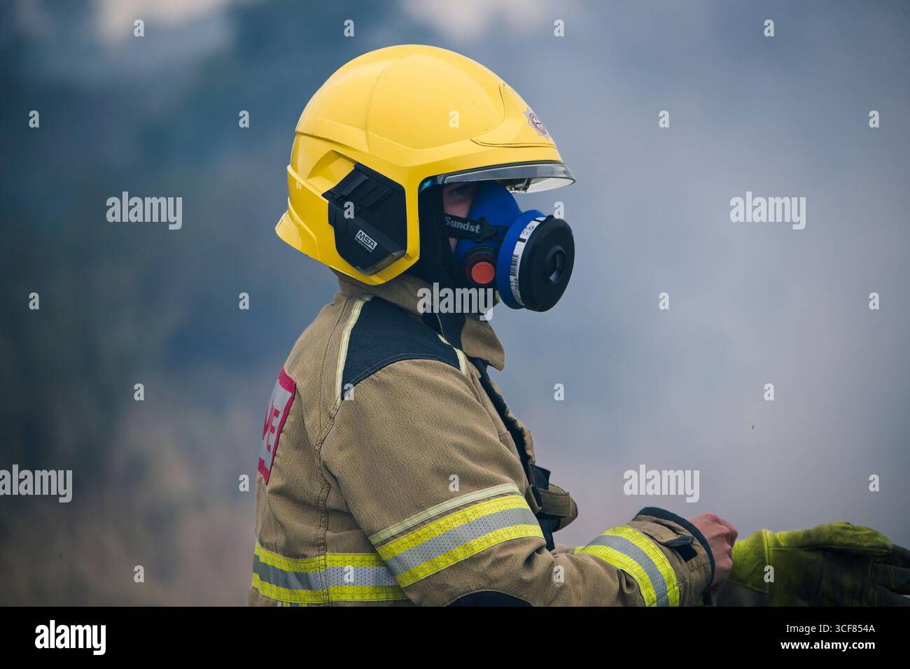 Pompiers face à un incendie gorse à Amlwch. Banque D'Images
