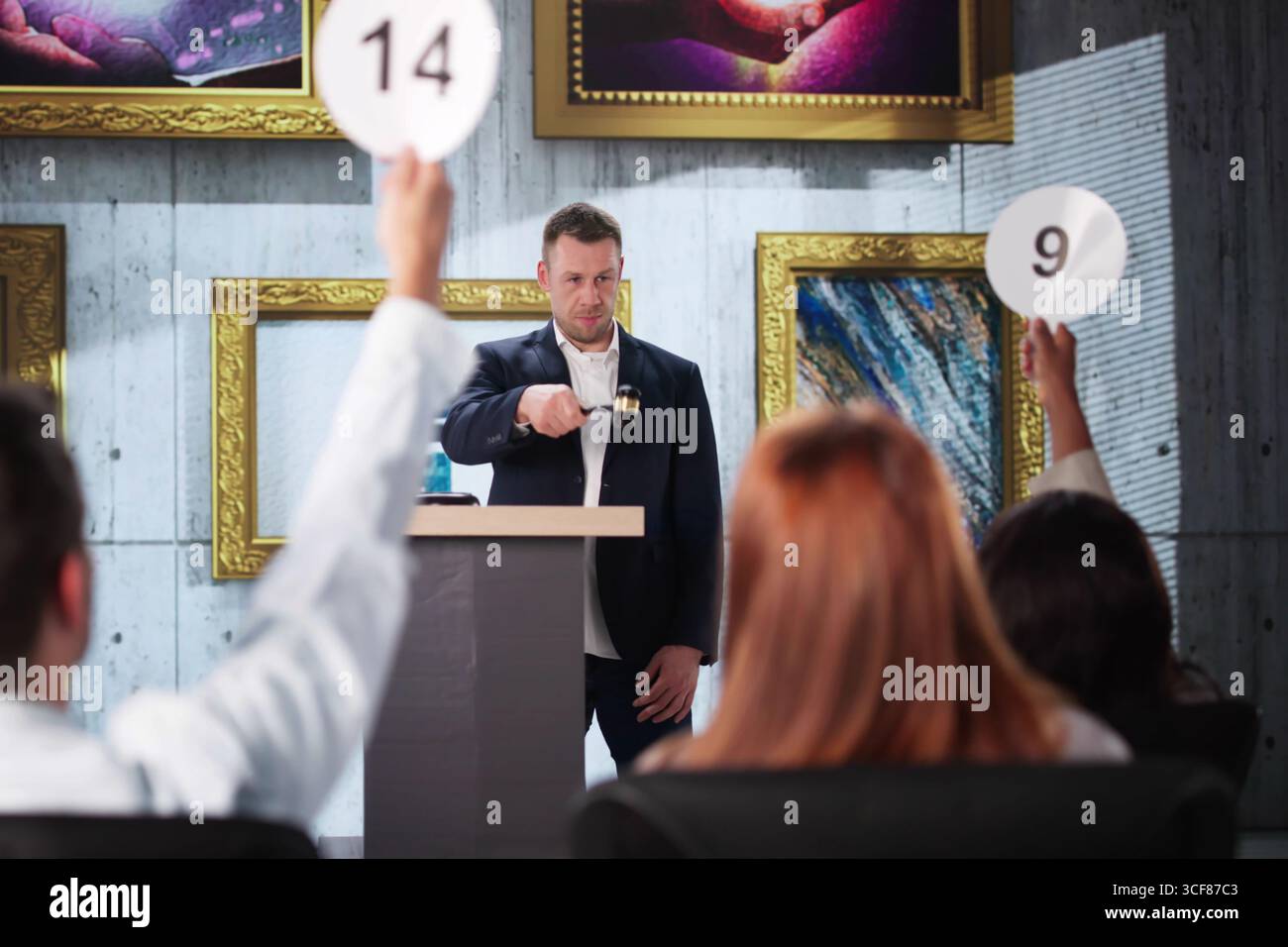 Enchères d'art multiracial : les professionnels enchantent sur des œuvres d'art abstraites contemporaines Banque D'Images