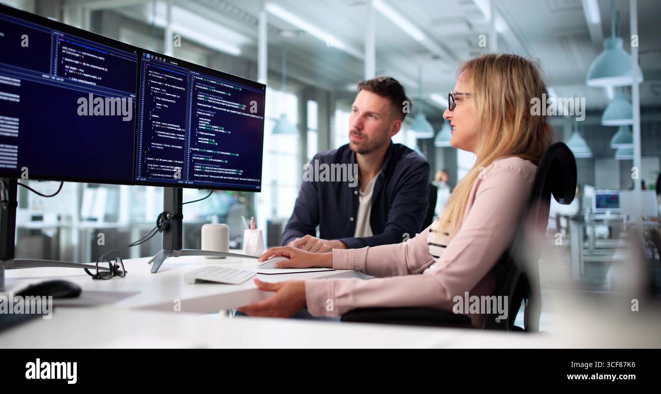 Deux développeurs de logiciels collaborent sur la méthodologie de codage d'applications métier Banque D'Images