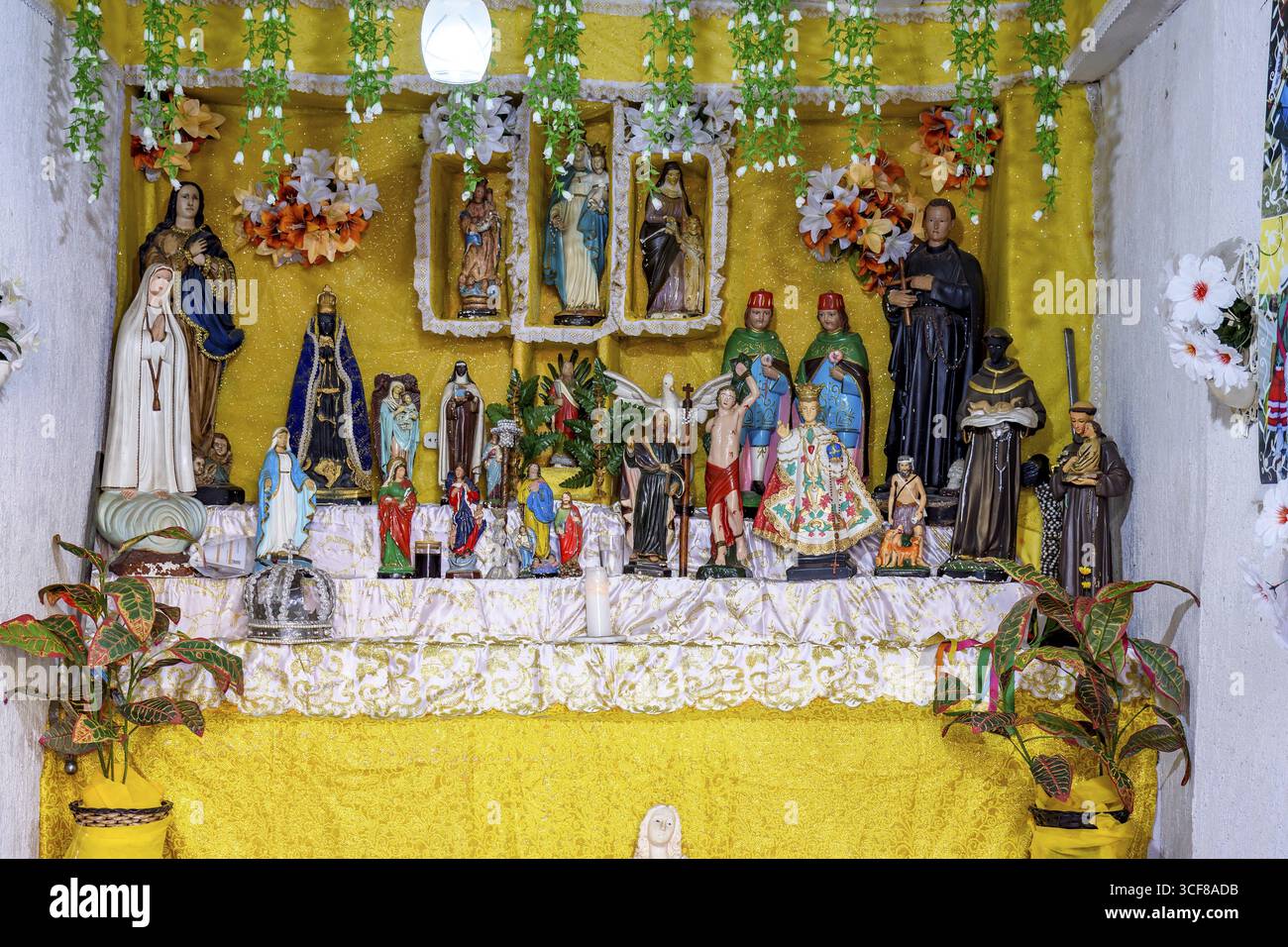 Saints et entités présents sur un autel afro-brésilien au Congado à Minas Gerais, Belo Horizonte, Minas Gerais, Brésil Banque D'Images Saints et entités présents sur un autel afro-brésilien au Congado à Minas Gerais, Belo Horizonte, Minas Gerais, Brésil Banque D'Images
