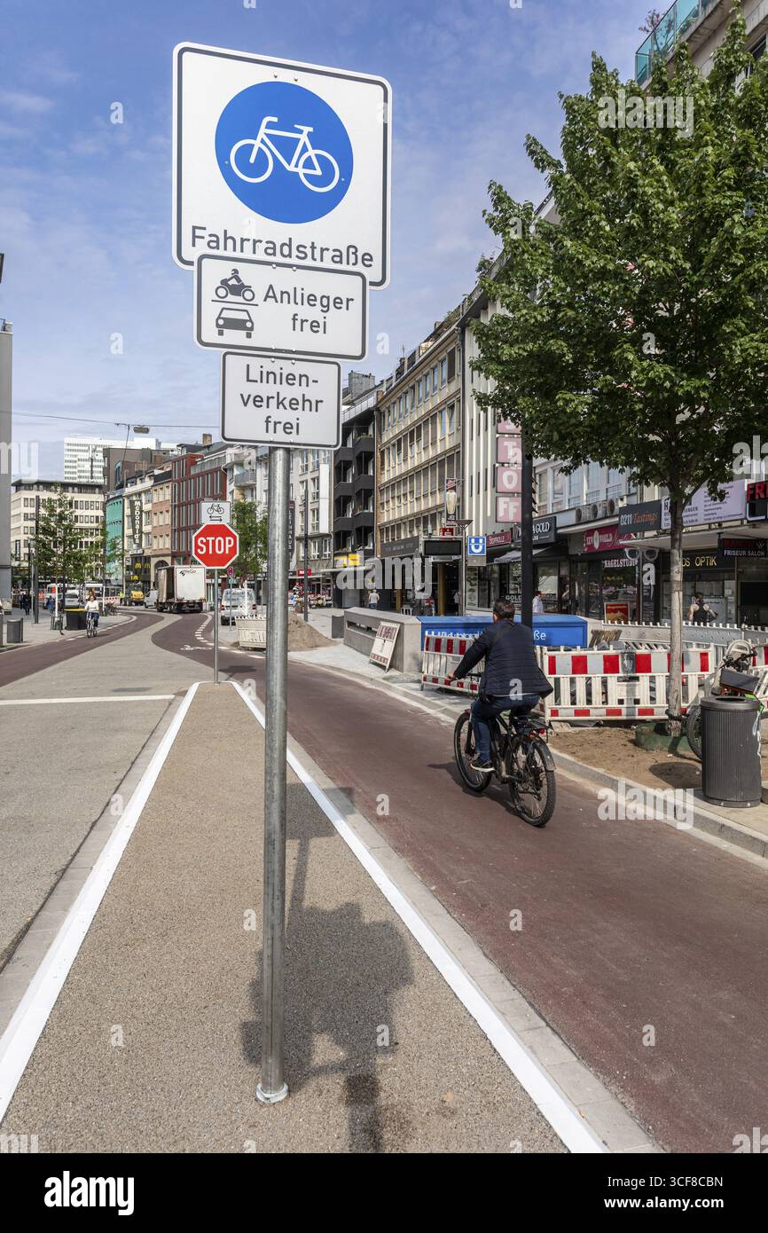 Nouvelles pistes cyclables Am Wehrhahn - Duesseldorf, Rhénanie du Nord-Westphalie, Allemagne Banque D'Images