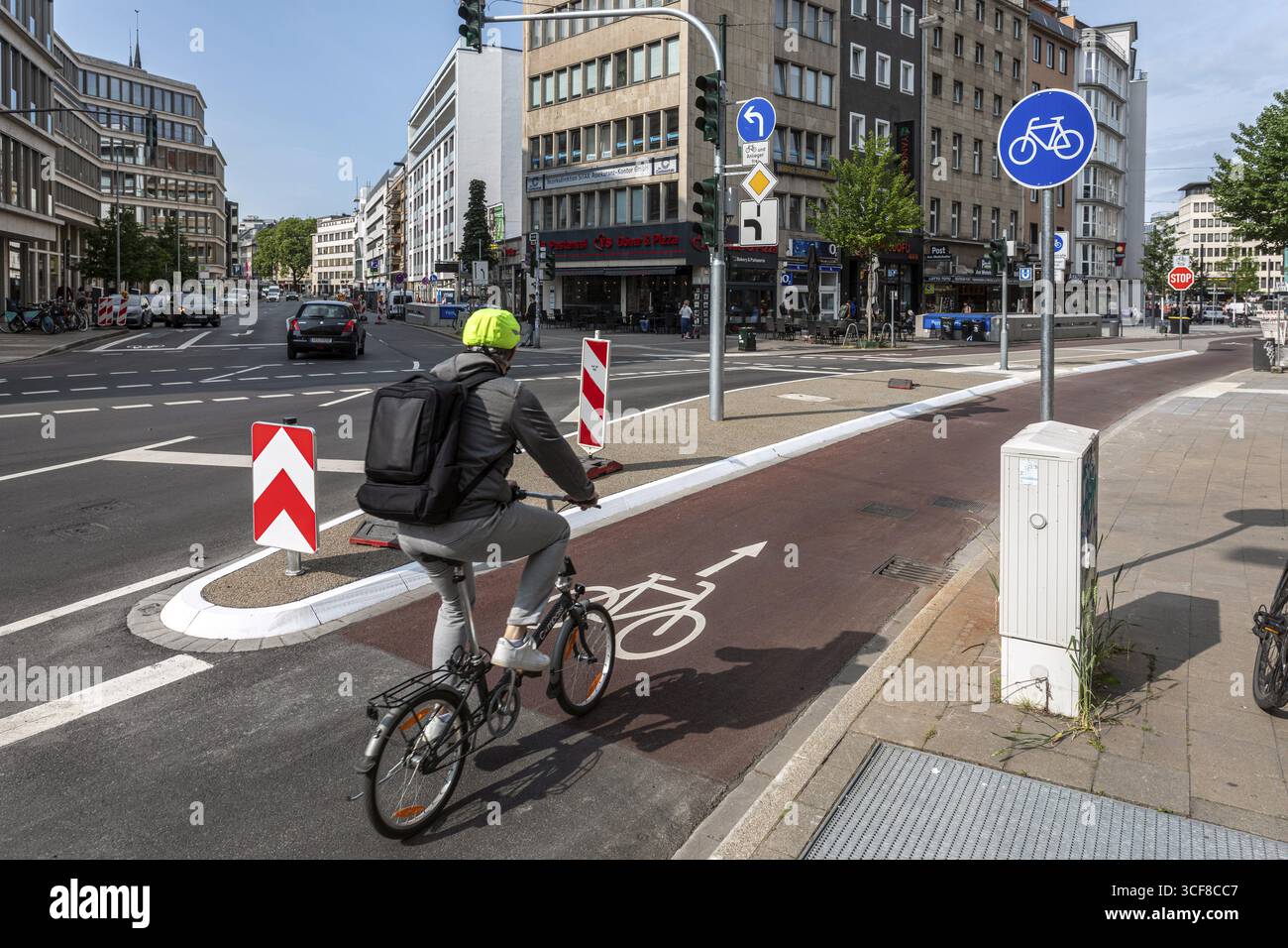 Nouvelles pistes cyclables Am Wehrhahn, coin Oststrasse - Duesseldorf, Rhénanie du Nord-Westphalie, Allemagne Banque D'Images