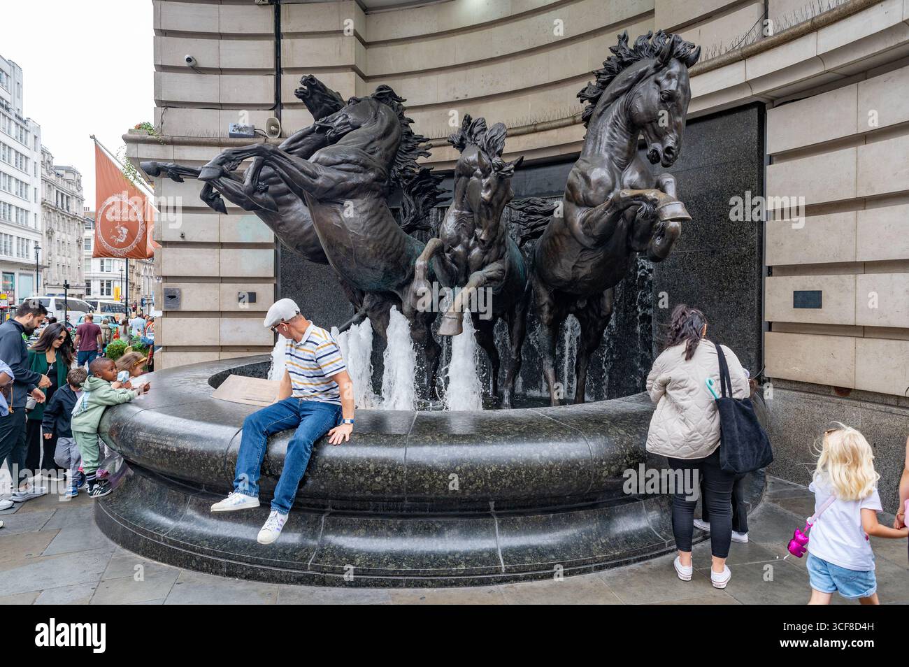 Les quatre chevaux de bronze de la sculpture Helios, West End de Londres, près de Piccadilly Circus. Banque D'Images
