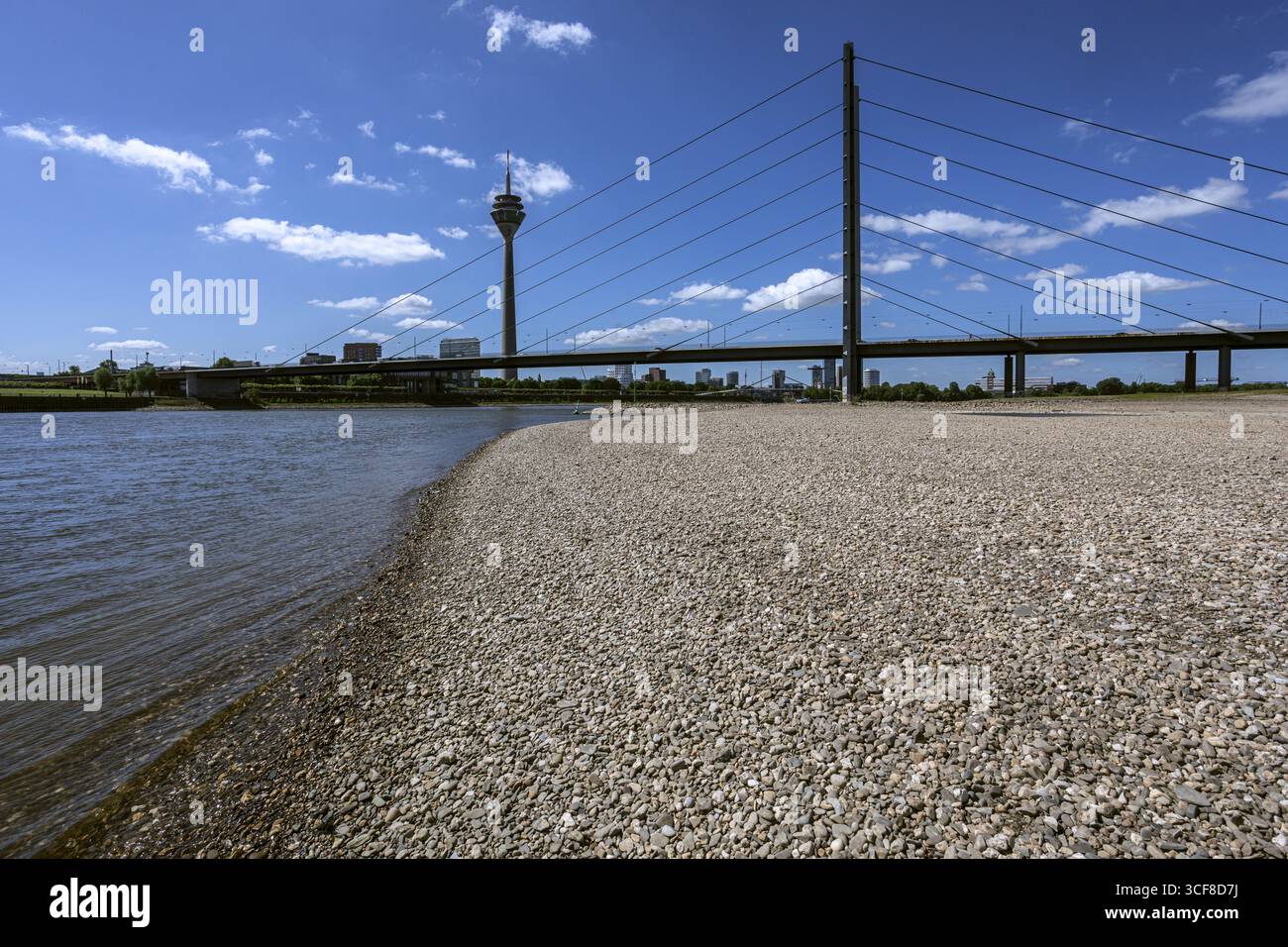 Rhin a de faibles eaux, de grandes zones de la rivière sont sèches, vue sur le pont Rheinknie et la Tour du Rhin - Duesseldorf, Rhénanie du Nord-Westphalie, Allemagne Banque D'Images