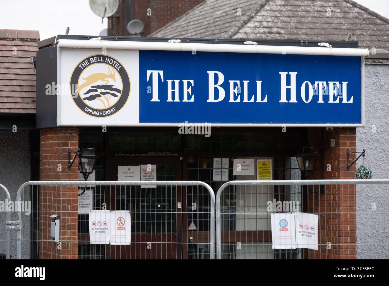 Epping Essex 21 août 2025 The Bell Hotel Epping, après une injuction temporaire de la haute Cour pour que les immigrés de l'hôtel soient enlevés. St George's amd Union drapeaux autour de l'hôtel et Epping. Crédit : Ian Davidson/Alamy Live News Banque D'Images