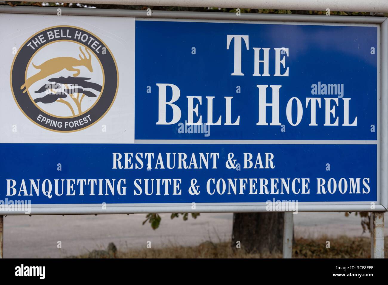 Epping Essex 21 août 2025 The Bell Hotel Epping, après une injuction temporaire de la haute Cour pour que les immigrés de l'hôtel soient enlevés. St George's amd Union drapeaux autour de l'hôtel et Epping. Crédit : Ian Davidson/Alamy Live News Banque D'Images