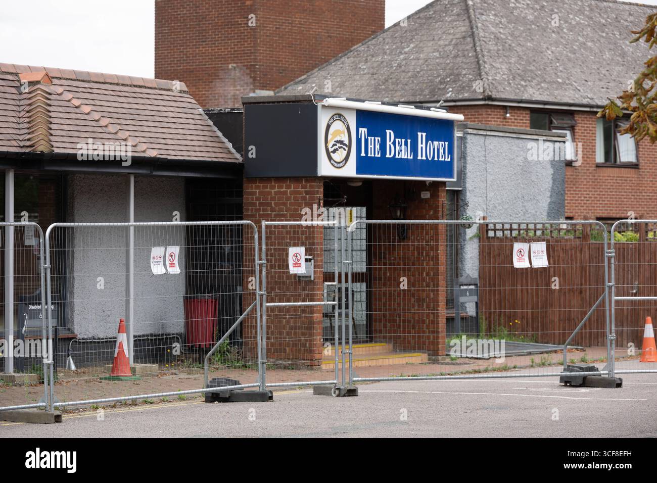 Epping Essex 21 août 2025 The Bell Hotel Epping, après une injuction temporaire de la haute Cour pour que les immigrés de l'hôtel soient enlevés. St George's amd Union drapeaux autour de l'hôtel et Epping. Crédit : Ian Davidson/Alamy Live News Banque D'Images