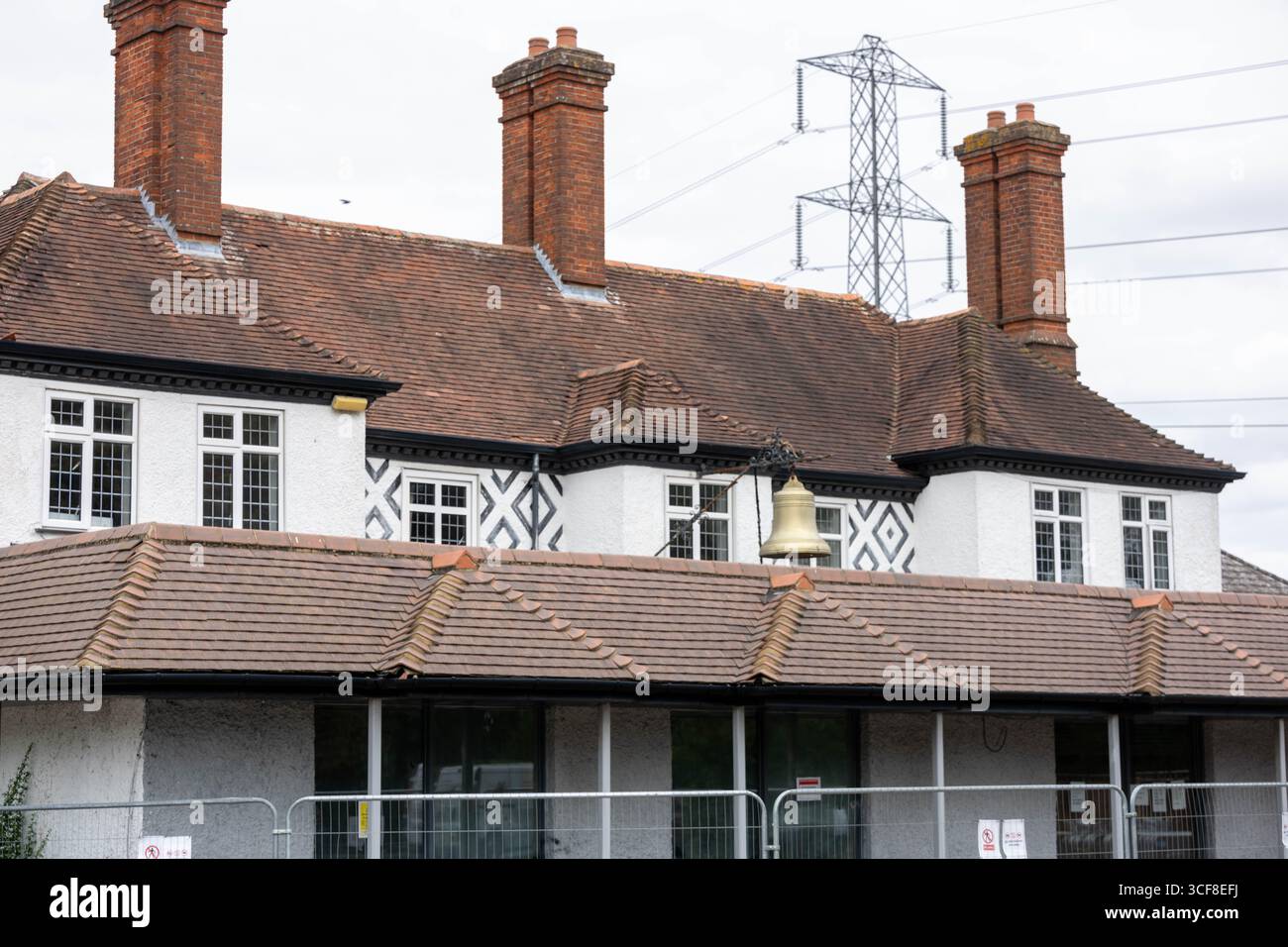 Epping Essex 21 août 2025 The Bell Hotel Epping, après une injuction temporaire de la haute Cour pour que les immigrés de l'hôtel soient enlevés. St George's amd Union drapeaux autour de l'hôtel et Epping. Crédit : Ian Davidson/Alamy Live News Banque D'Images