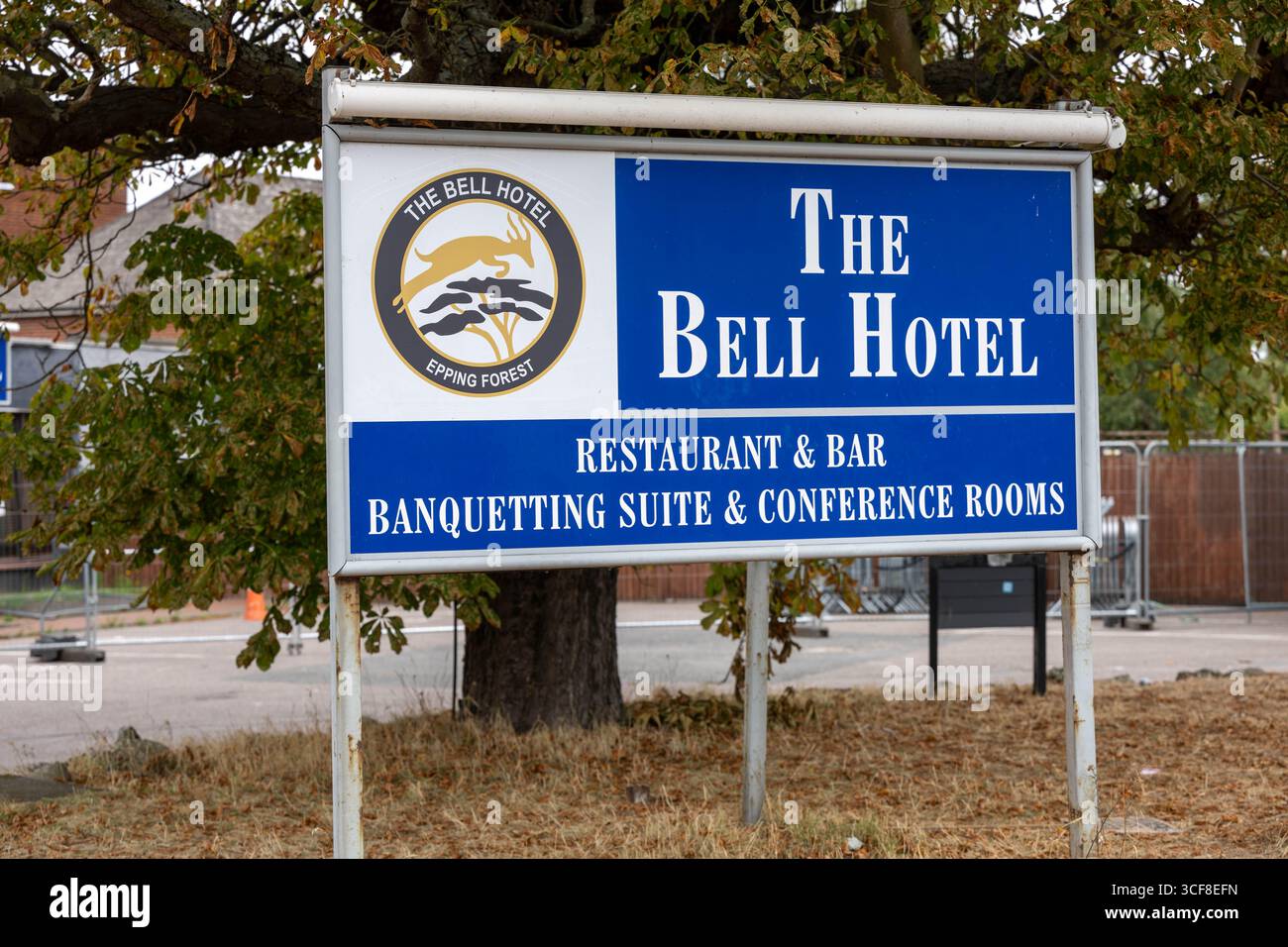 Epping Essex 21 août 2025 The Bell Hotel Epping, après une injuction temporaire de la haute Cour pour que les immigrés de l'hôtel soient enlevés. St George's amd Union drapeaux autour de l'hôtel et Epping. Crédit : Ian Davidson/Alamy Live News Banque D'Images