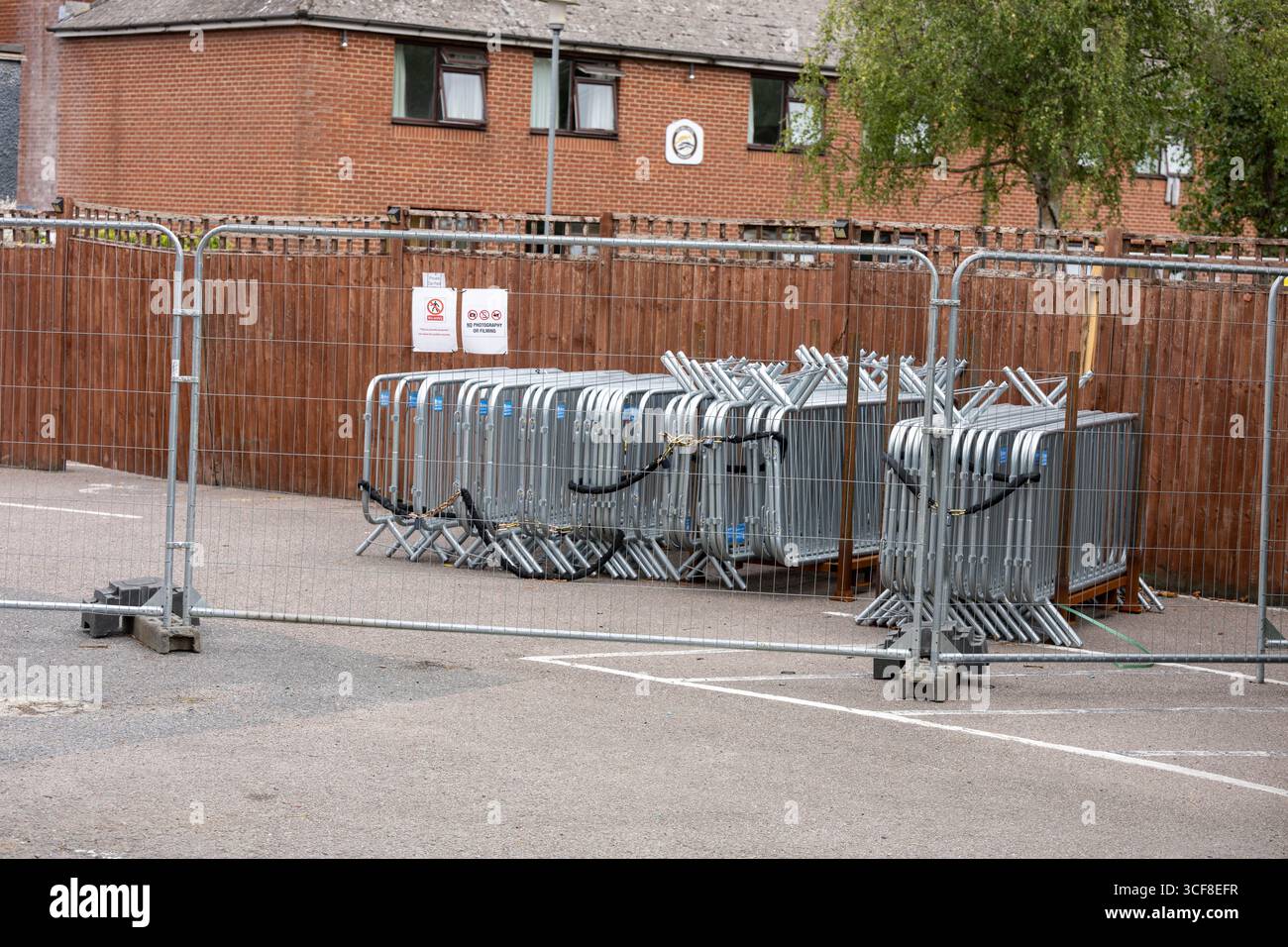 Epping Essex 21 août 2025 The Bell Hotel Epping, après une injuction temporaire de la haute Cour pour que les immigrés de l'hôtel soient enlevés. St George's amd Union drapeaux autour de l'hôtel et Epping. Crédit : Ian Davidson/Alamy Live News Banque D'Images