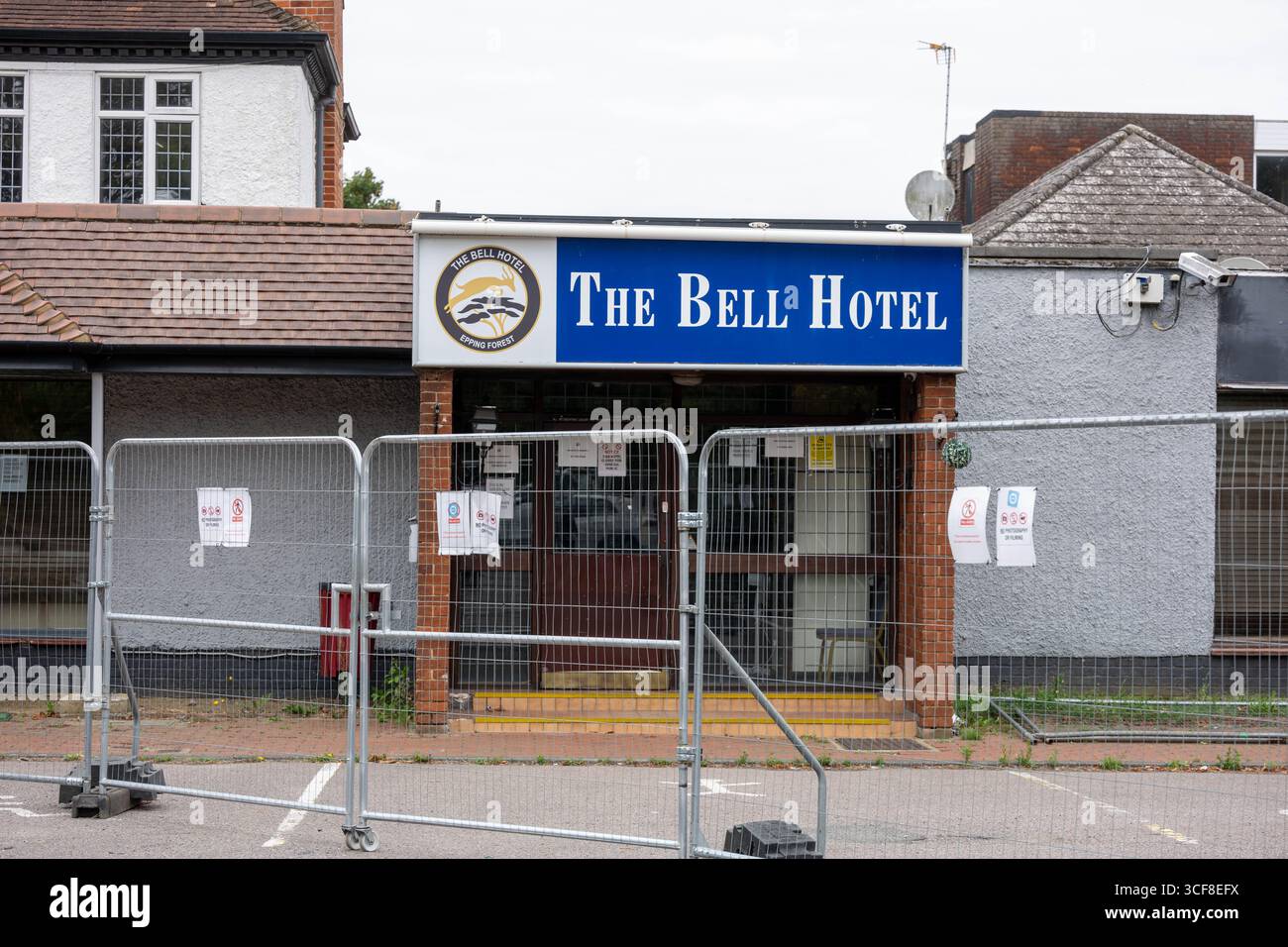 Epping Essex 21 août 2025 The Bell Hotel Epping, après une injuction temporaire de la haute Cour pour que les immigrés de l'hôtel soient enlevés. St George's amd Union drapeaux autour de l'hôtel et Epping. Crédit : Ian Davidson/Alamy Live News Banque D'Images