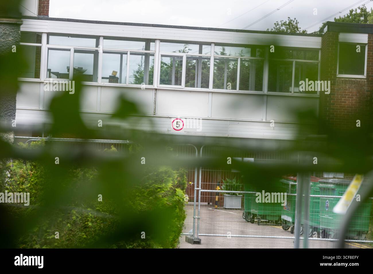 Epping Essex 21 août 2025 The Bell Hotel Epping, après une injuction temporaire de la haute Cour pour que les immigrés de l'hôtel soient enlevés. St George's amd Union drapeaux autour de l'hôtel et Epping. Crédit : Ian Davidson/Alamy Live News Banque D'Images