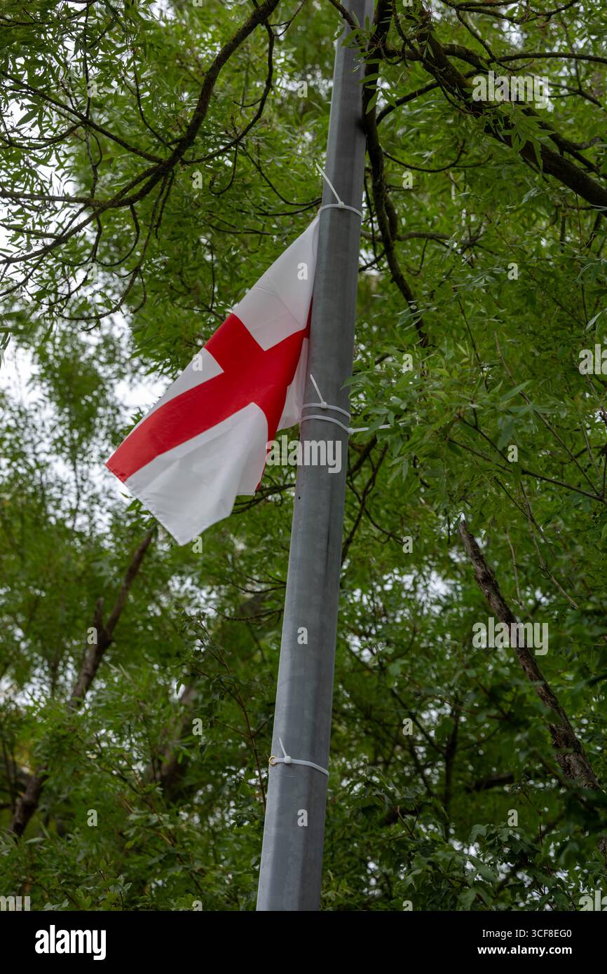 Epping Essex 21 août 2025 The Bell Hotel Epping, après une injuction temporaire de la haute Cour pour que les immigrés de l'hôtel soient enlevés. St George's amd Union drapeaux autour de l'hôtel et Epping. Drapeau de St Gerorge devant l'hôtel crédit : Ian Davidson/Alamy Live News Banque D'Images