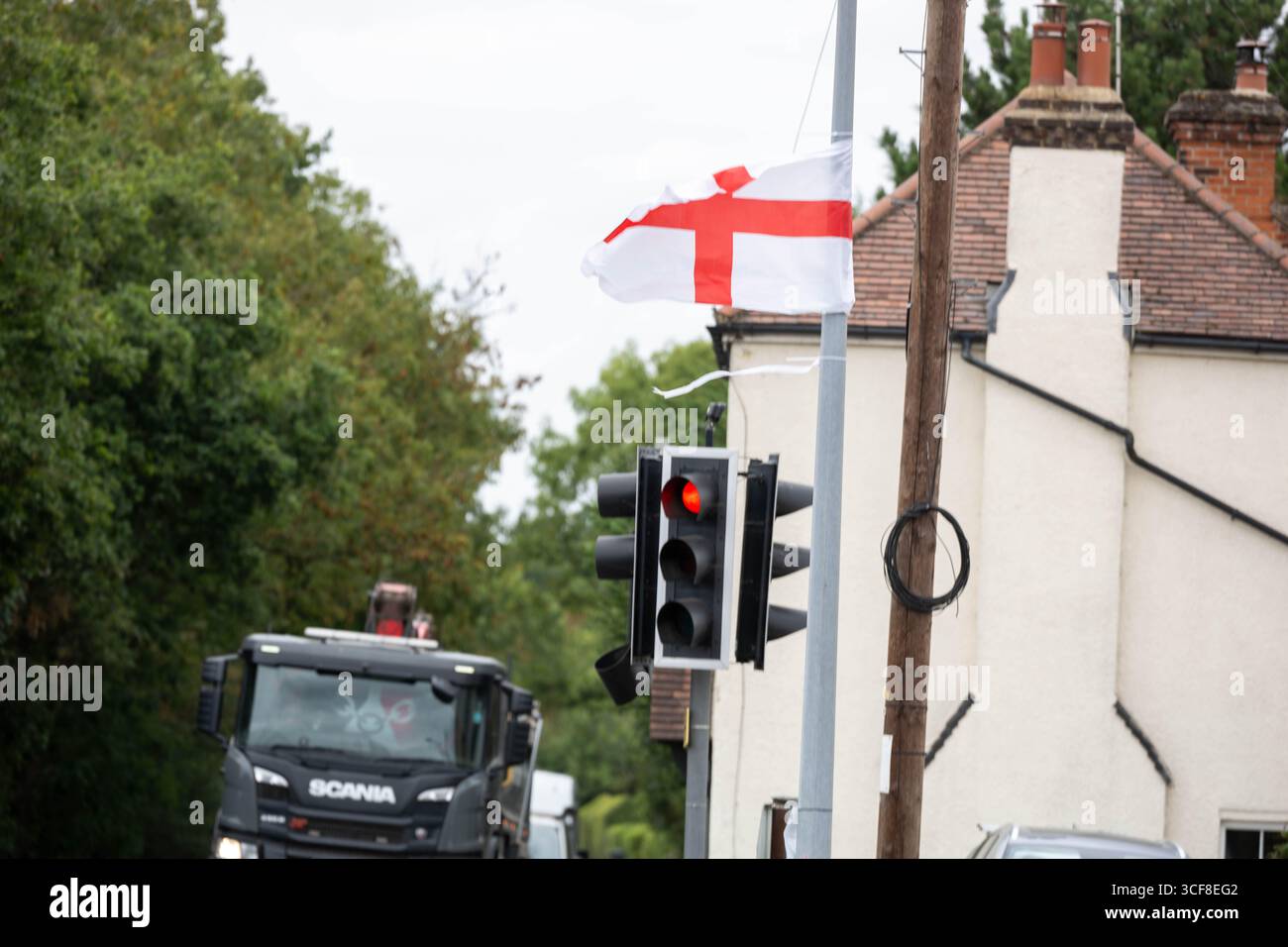 Epping Essex 21 août 2025 The Bell Hotel Epping, après une injuction temporaire de la haute Cour pour que les immigrés de l'hôtel soient enlevés. St George's amd Union drapeaux autour de l'hôtel et Epping. Crédit : Ian Davidson/Alamy Live News Banque D'Images