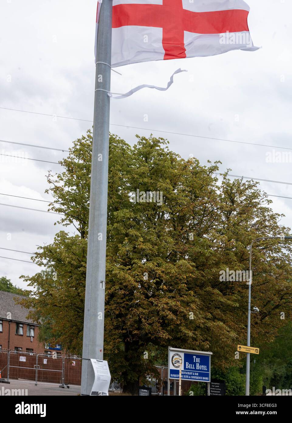 Epping Essex 21 août 2025 The Bell Hotel Epping, après une injuction temporaire de la haute Cour pour que les immigrés de l'hôtel soient enlevés. St George's amd Union drapeaux autour de l'hôtel et Epping. Drapeau de St George devant l'hôtel crédit : Ian Davidson/Alamy Live News Banque D'Images
