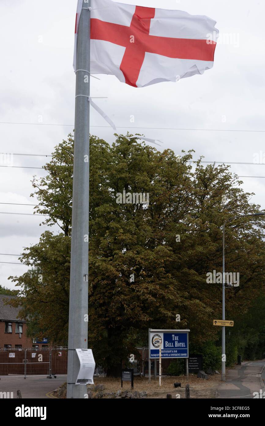 Epping Essex 21 août 2025 The Bell Hotel Epping, après une injuction temporaire de la haute Cour pour que les immigrés de l'hôtel soient enlevés. St George's amd Union drapeaux autour de l'hôtel et Epping. Crédit : Ian Davidson/Alamy Live News Banque D'Images