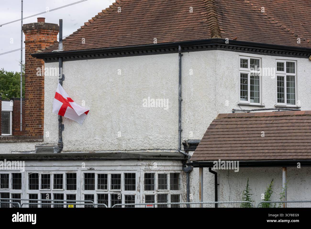 Epping Essex 21 août 2025 The Bell Hotel Epping, après une injuction temporaire de la haute Cour pour que les immigrés de l'hôtel soient enlevés. St George's amd Union drapeaux autour de l'hôtel et Epping. Drapeau de St George sur l'hôtel crédit : Ian Davidson/Alamy Live News Banque D'Images