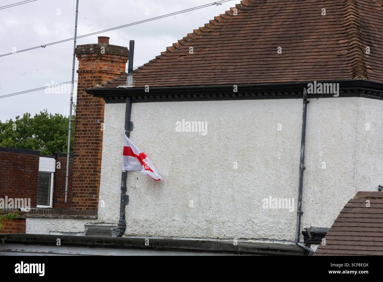 Epping Essex 21 août 2025 The Bell Hotel Epping, après une injuction temporaire de la haute Cour pour que les immigrés de l'hôtel soient enlevés. St George's amd Union drapeaux autour de l'hôtel et Epping. Drapeau de St George sur l'hôtel crédit : Ian Davidson/Alamy Live News Banque D'Images