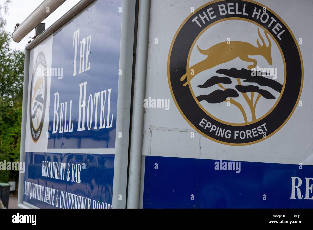 Epping Essex 21 août 2025 The Bell Hotel Epping, après une injuction temporaire de la haute Cour pour que les immigrés de l'hôtel soient enlevés. St George's amd Union drapeaux autour de l'hôtel et Epping. Crédit : Ian Davidson/Alamy Live News Banque D'Images
