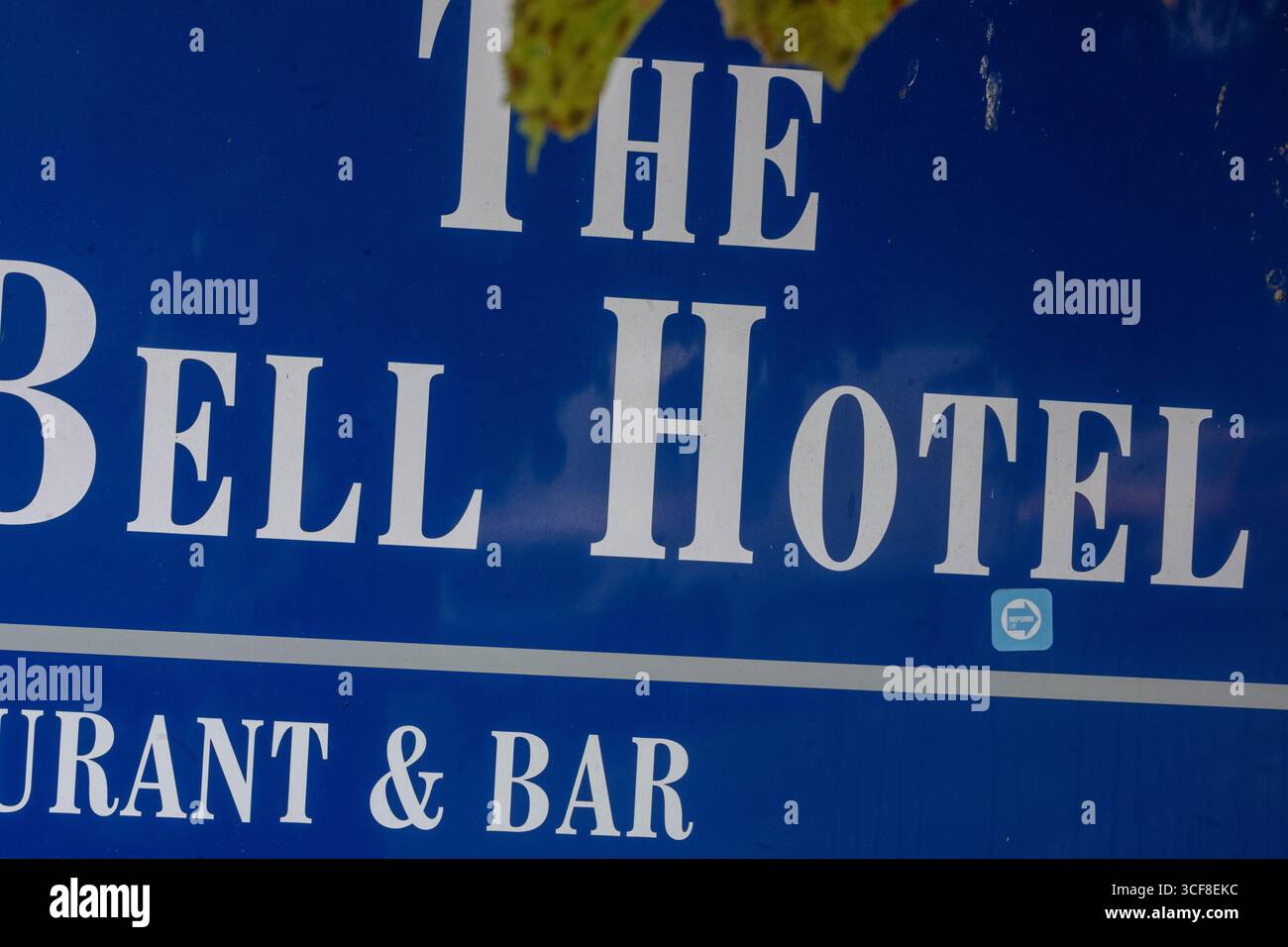 Epping Essex 21 août 2025 The Bell Hotel Epping, après une injuction temporaire de la haute Cour pour que les immigrés de l'hôtel soient enlevés. St George's amd Union drapeaux autour de l'hôtel et Epping. Crédit : Ian Davidson/Alamy Live News Banque D'Images