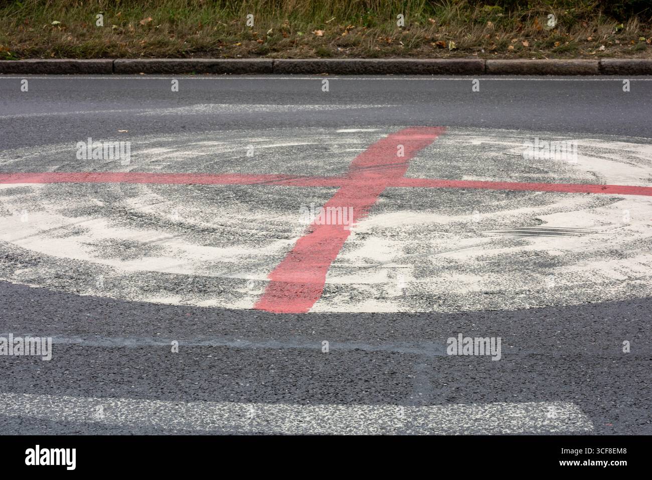 Epping Essex 21 août 2025 The Bell Hotel Epping, après une injuction temporaire de la haute Cour pour que les immigrés de l'hôtel soient enlevés. St George's amd Union drapeaux autour de l'hôtel et Epping. St George's Cross sur un mini rond-point près de l'hôtel crédit : Ian Davidson/Alamy Live News Banque D'Images
