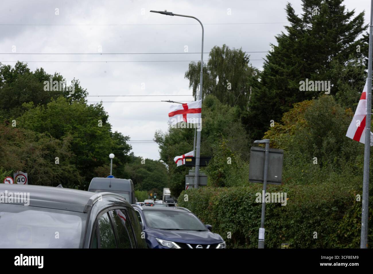 Epping Essex 21 août 2025 The Bell Hotel Epping, après une injuction temporaire de la haute Cour pour que les immigrés de l'hôtel soient enlevés. St George's amd Union drapeaux autour de l'hôtel et Epping. Drapeaux de St George près de l'hôtel crédit : Ian Davidson/Alamy Live News Banque D'Images