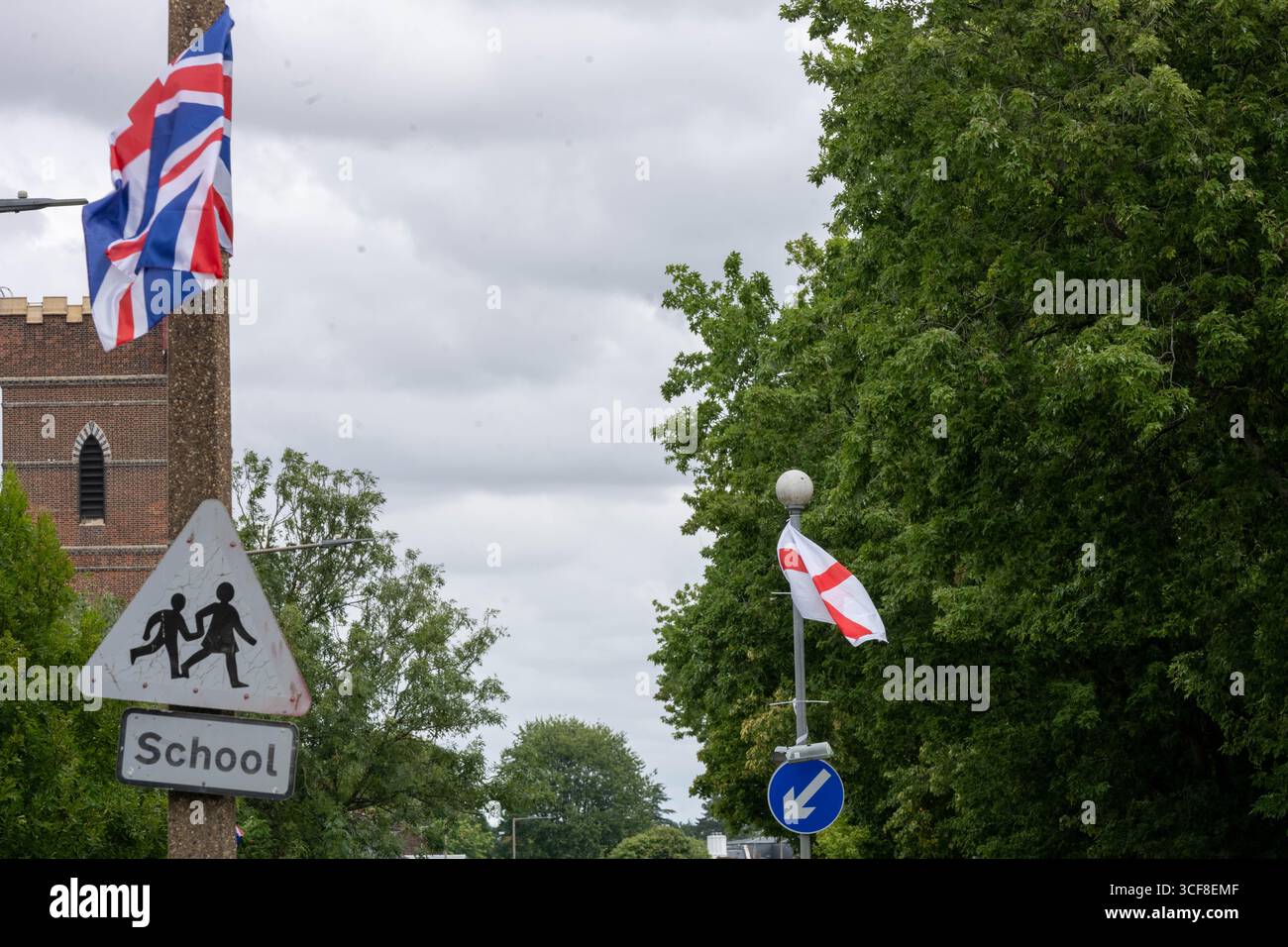 Epping Essex 21 août 2025 The Bell Hotel Epping, après une injuction temporaire de la haute Cour pour que les immigrés de l'hôtel soient enlevés. St George's amd Union drapeaux autour de l'hôtel et Epping. Crédit : Ian Davidson/Alamy Live News Banque D'Images