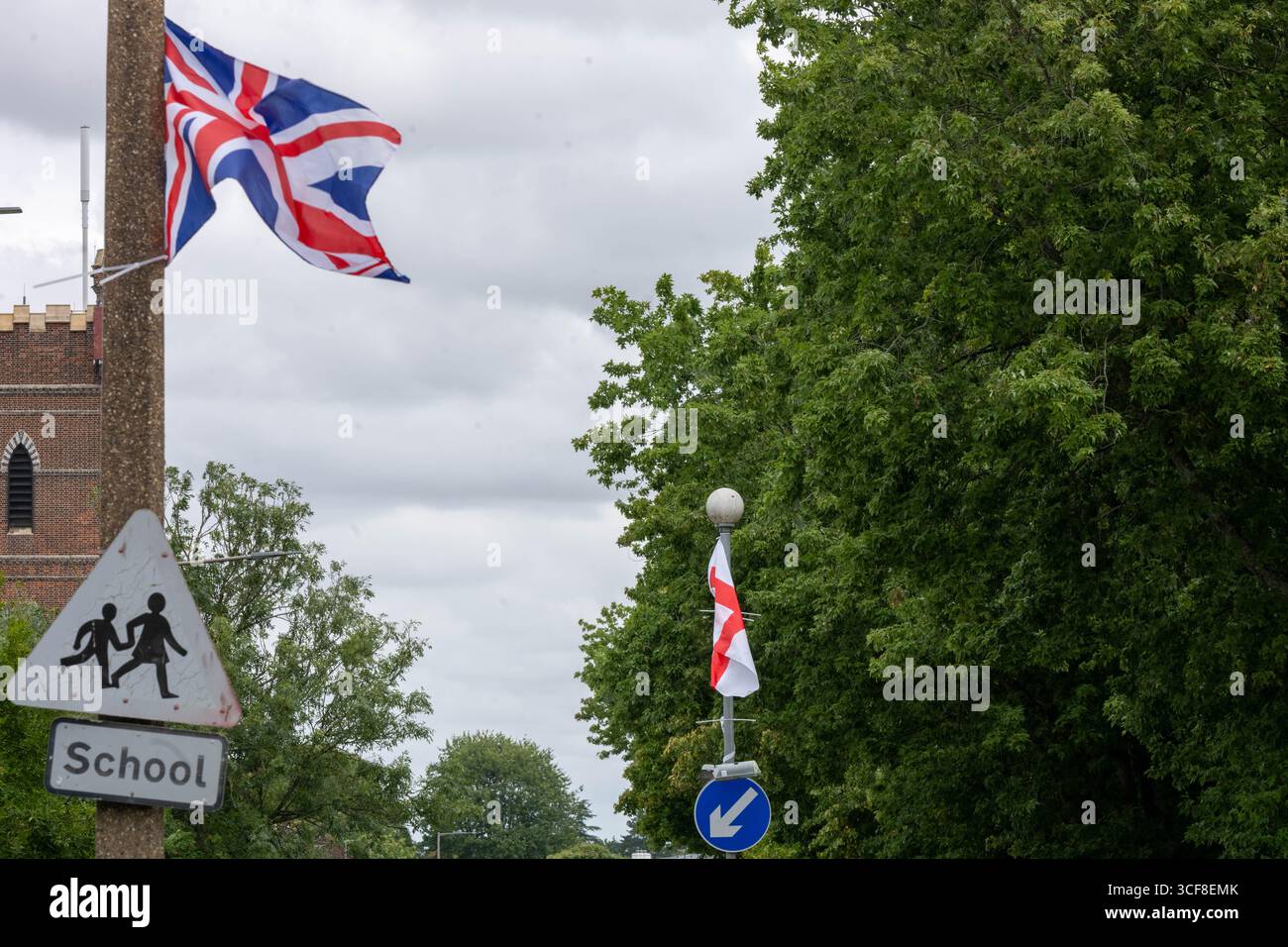Epping Essex 21 août 2025 The Bell Hotel Epping, après une injuction temporaire de la haute Cour pour que les immigrés de l'hôtel soient enlevés. St George's amd Union drapeaux autour de l'hôtel et Epping. Drapeaux de l'Union et de St George près de l'hôtel crédit : Ian Davidson/Alamy Live News Banque D'Images