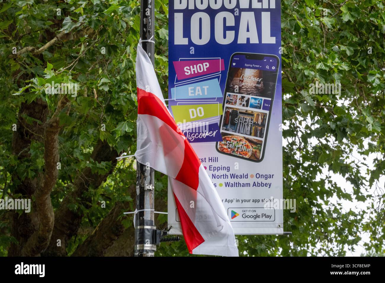 Epping Essex 21 août 2025 The Bell Hotel Epping, après une injuction temporaire de la haute Cour pour que les immigrés de l'hôtel soient enlevés. St George's amd Union drapeaux autour de l'hôtel et Epping. Crédit : Ian Davidson/Alamy Live News Banque D'Images