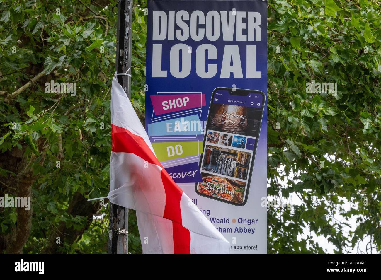 Epping Essex 21 août 2025 The Bell Hotel Epping, après une injuction temporaire de la haute Cour pour que les immigrés de l'hôtel soient enlevés. St George's amd Union drapeaux autour de l'hôtel et Epping. Drapeau de St George près de l'hôtel crédit : Ian Davidson/Alamy Live News Banque D'Images