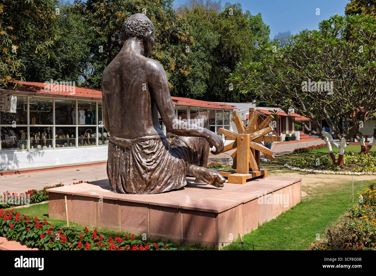 Statue de Gandhi avec son métier à tisser à Raj Ghat Banque D'Images