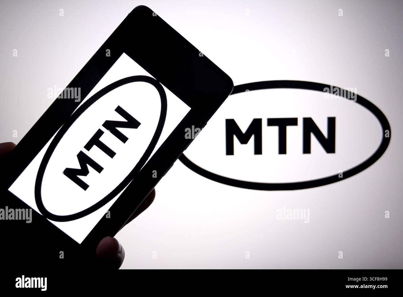Inde. 19 août 2025. Dans cette illustration photo, un logo MTN est affiché sur un smartphone et en arrière-plan. (Crédit image : © Avishek Das/SOPA images via ZUMA Press Wire) USAGE ÉDITORIAL SEULEMENT ! Non destiné à UN USAGE commercial ! Banque D'Images