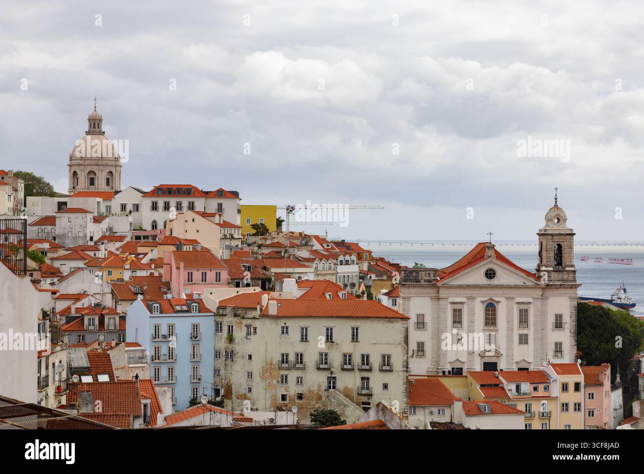 Vue sur les toits de tuiles rouges et les façades colorées de la vieille ville de Lisbonne, Portugal. Banque D'Images