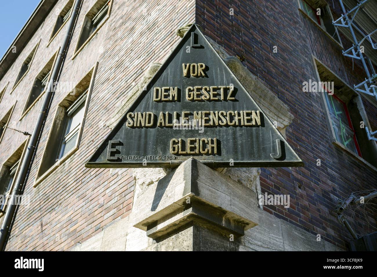 Quartier général de la police de Duesseldorf, avec l'inscription sur l'ancienne entrée principale : devant la loi tous les hommes sont égaux, Duesseldorf, Rhénanie-du-Nord-Westphal Banque D'Images