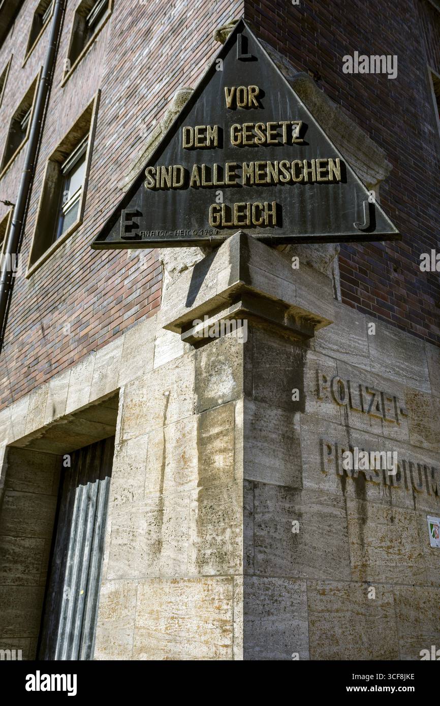 Quartier général de la police de Duesseldorf, avec l'inscription sur l'ancienne entrée principale : devant la loi tous les hommes sont égaux, Duesseldorf, Rhénanie-du-Nord-Westphal Banque D'Images