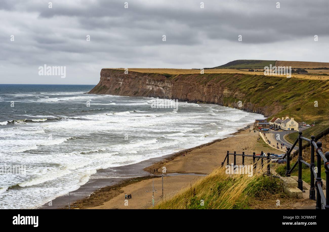 Une vue spectaculaire de la côte accidentée à Saltburn-by-the-Sea, montrant Hunt Cliff et la plage avec des vagues agitées de la mer du Nord, Royaume-Uni. Banque D'Images
