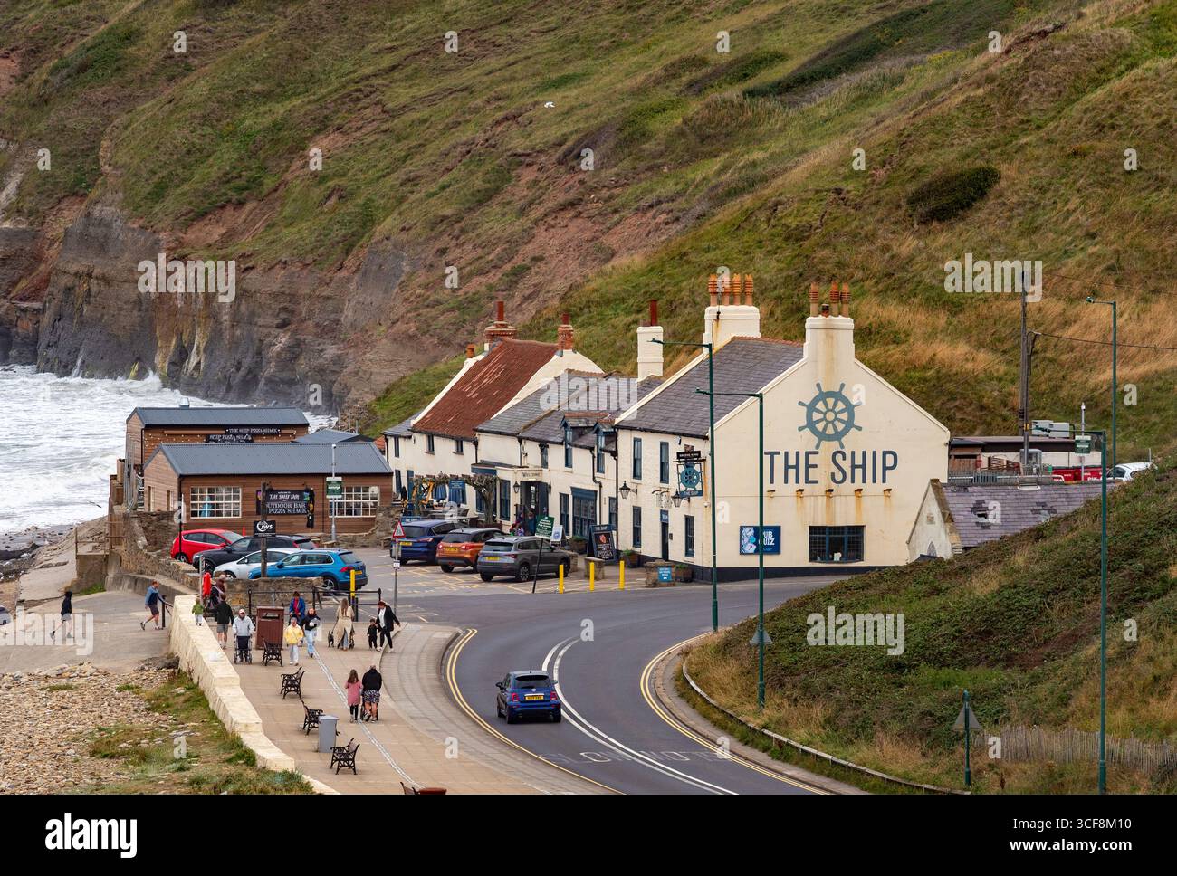 L'historique Ship Inn, un célèbre pub niché au pied de Hunt Cliff sur le front de mer à Saltburn-by-the-Sea, North Yorkshire, Royaume-Uni. Banque D'Images