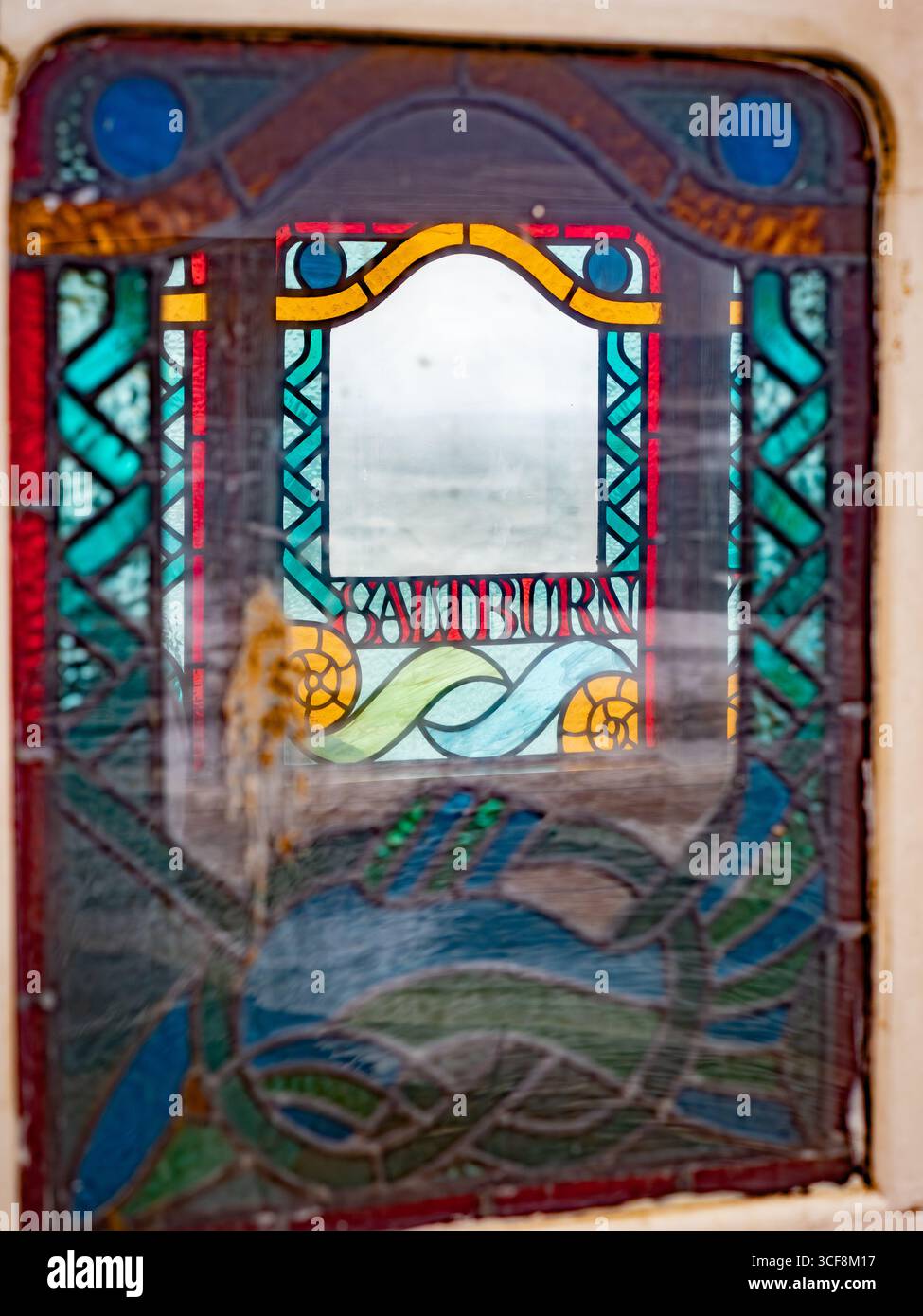 Un vitrail avec le nom de « Saltburn » dans un chariot victorien orné du tramway de Saltburn Cliff, North Yorkshire, Royaume-Uni. Banque D'Images
